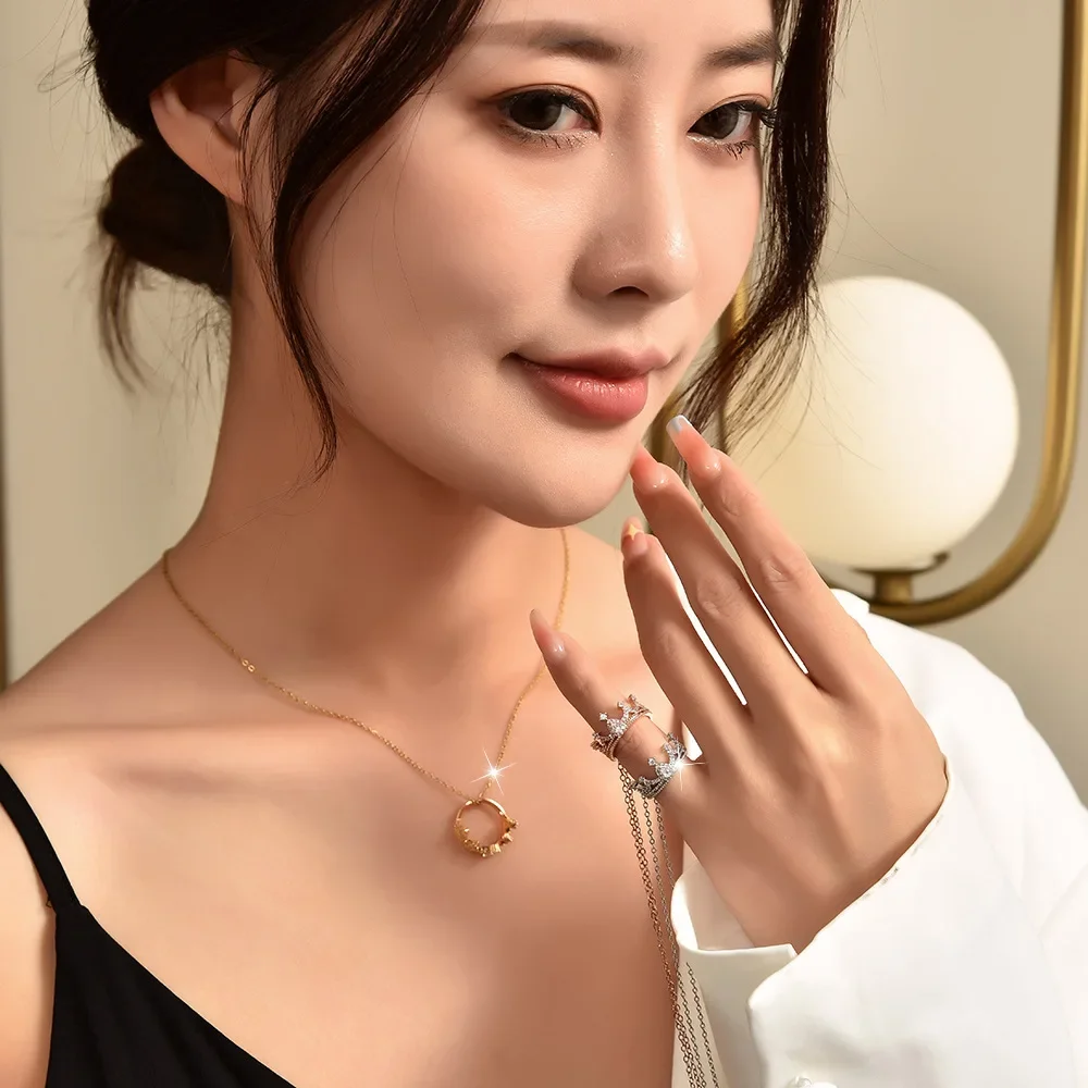 قلادة عصرية على شكل تاج مع سلسلة على شكل تاج جميل وقلادة مرصعة بالألماس