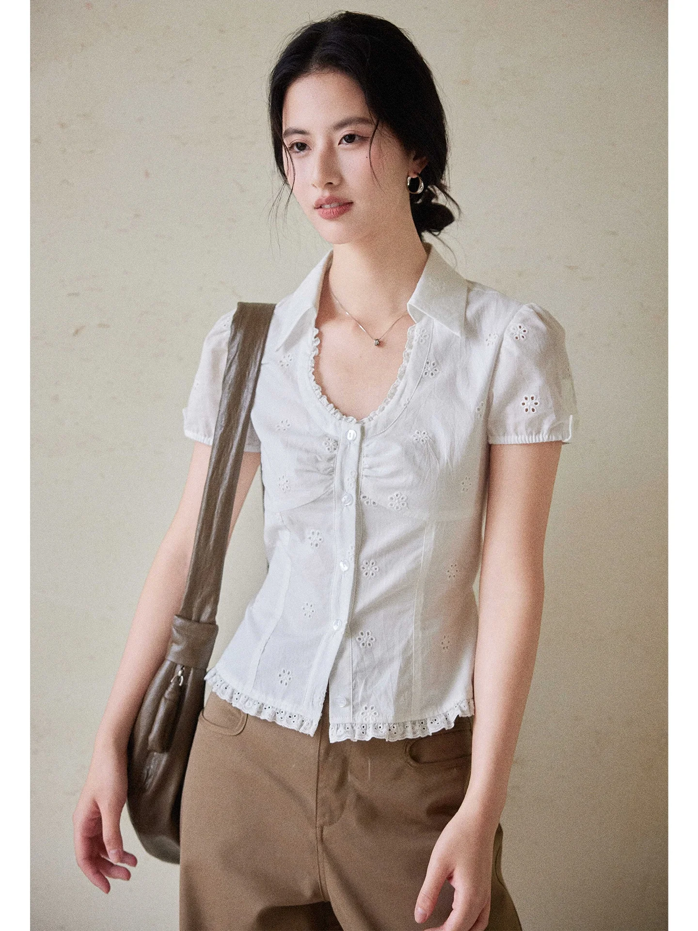 

Белая хлопковая футболка Ele White Cotton 00% с коротким рукавом и вышивкой, женская летняя приталенная дышащая повседневная модная блузка