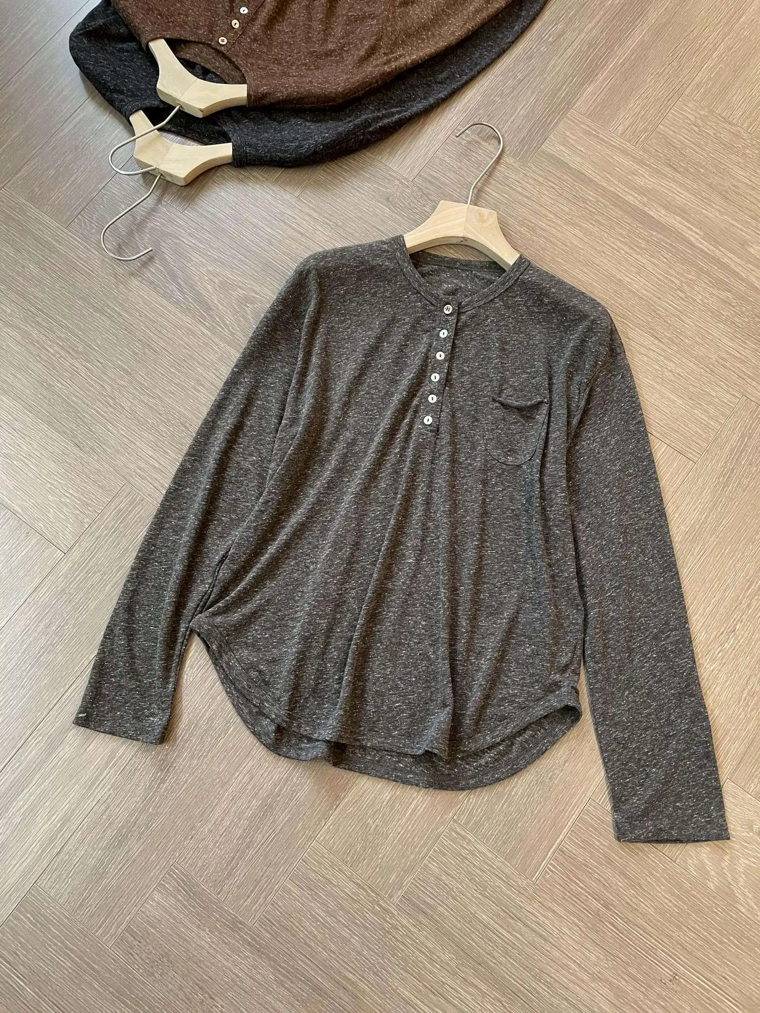 

Новинка осени 202, универсальная полуоткрытая мягкая и удобная футболка в стиле ретро темного цвета для женщин, универсальная свободная футболка