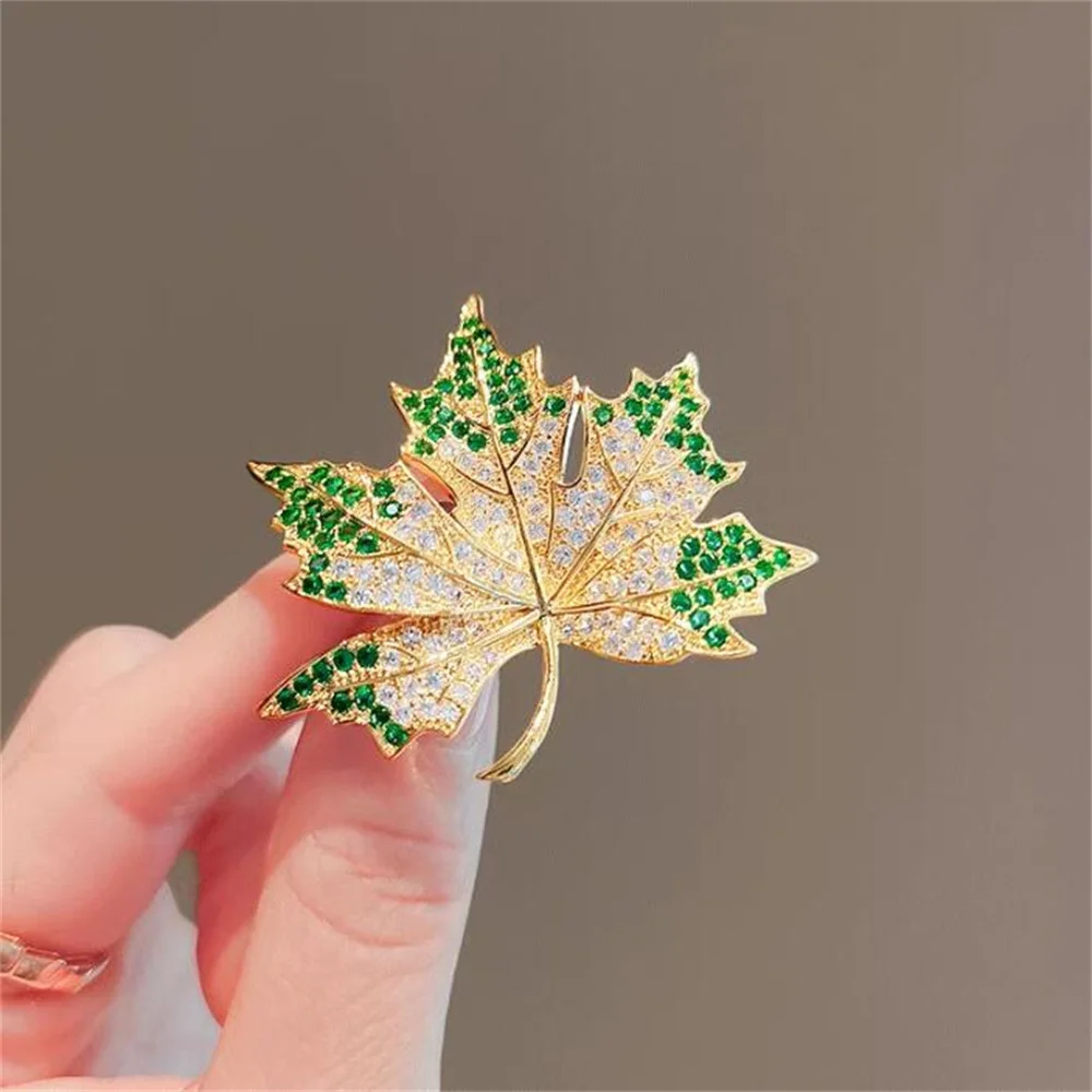 2026 Sparkling Green Crystal Maple Leaf Brooches for Women Luxury Design Rhinestone Plant Lapel Pin Fixed Clothing Accessories