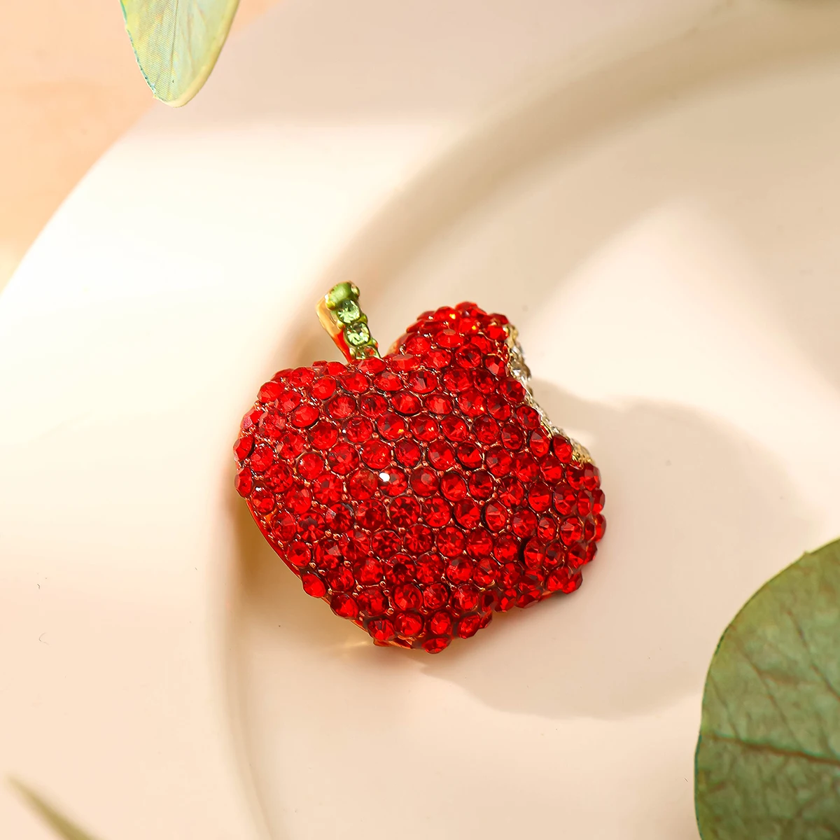 1 Pc Elegant Apple Brooch With Diamonds, Alloy Fruit Corsage Pin, Suitable For Daily Wear