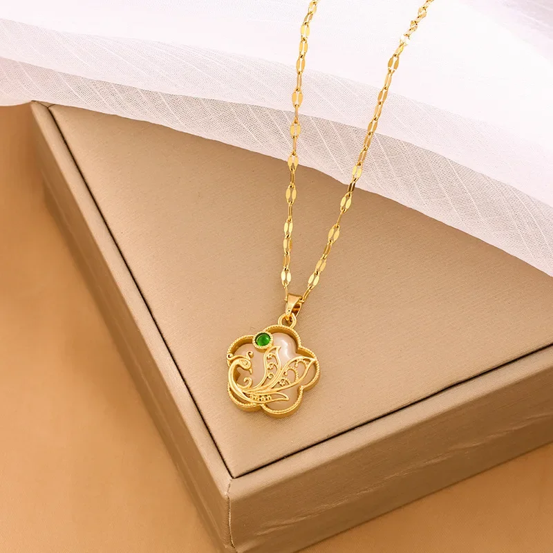 

A delicate and elegant collarbone necklace with ethnic style, phoenix inlaid with leaf grass pendant