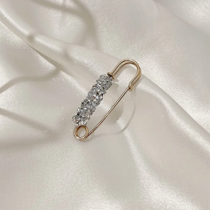 Spille di cristallo di moda per le donne Fibbia in vita Cinturino fisso Fascino Spille da bavero di sicurezza Cardigan Sciarpa Fibbia Distintivo Accessori