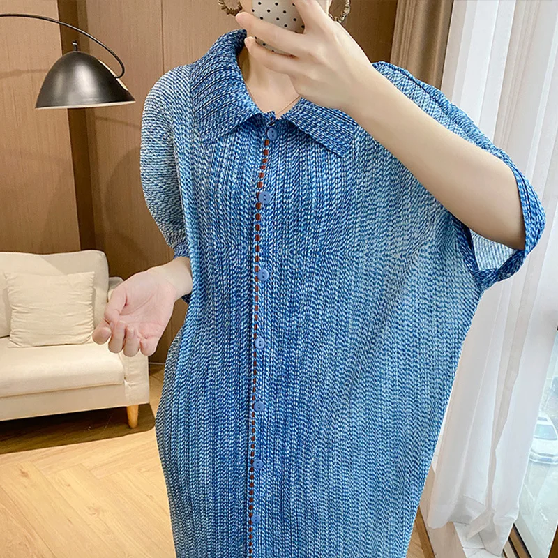 無地ラペルミヤケファッション万能2025夏新作プリーツボタン半袖ワンピースゆったりカジュアルミディアム丈ワンピース