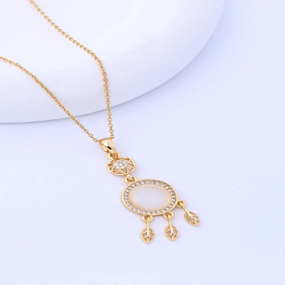 Nuovo negozio di pietre occhio di gatto in stile cinese-chic, rete da sogno, collana in acciaio al titanio, design di nicchia femminile, senso netto, colla transfrontaliera rossa