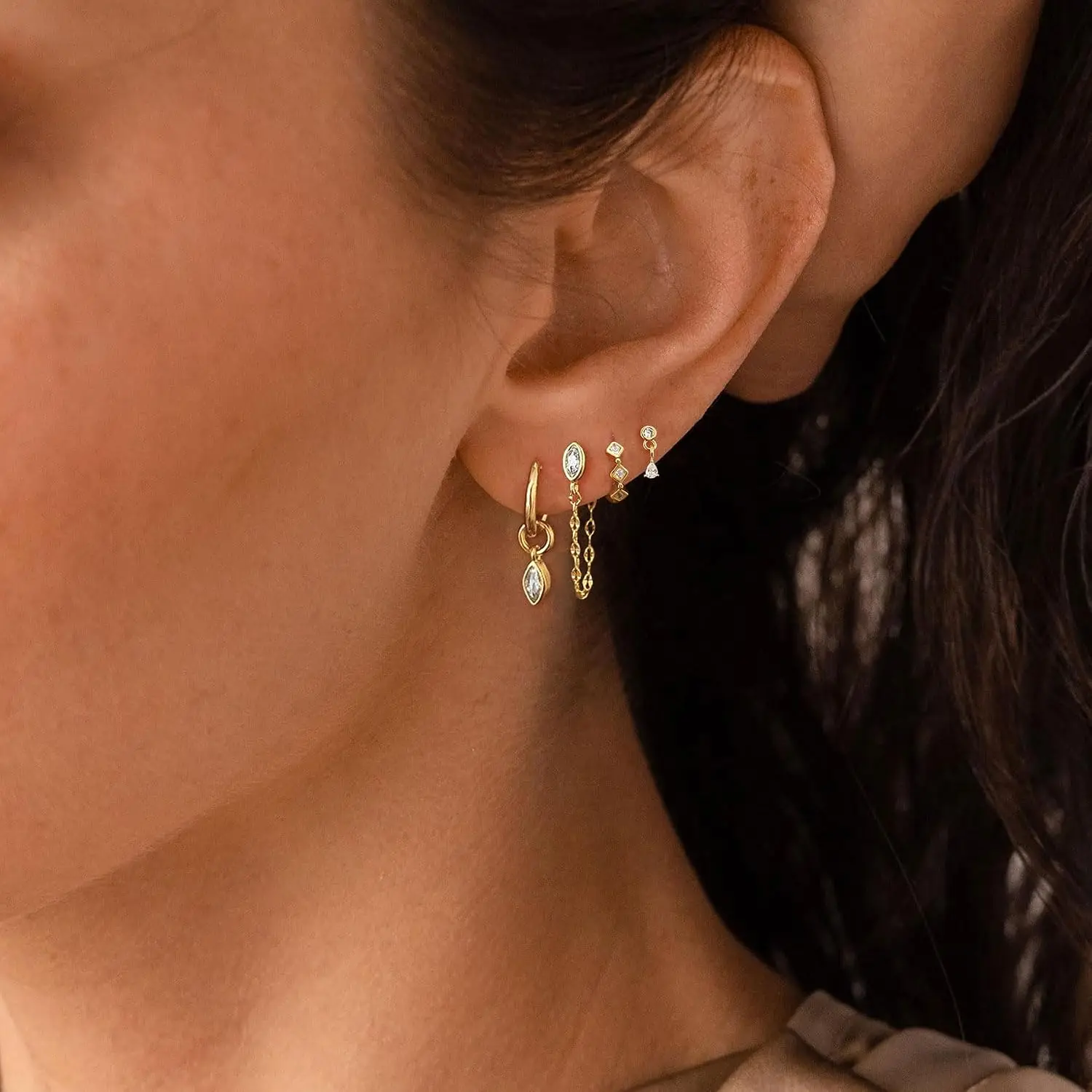 4-teiliges Ohrring-Set für Damen, Zierliche 14k Vergoldete Ketten-Ohrringe, Hypoallergene Huggie-Creolen, Hängende Tropfen-Ohrringe – Detail 3