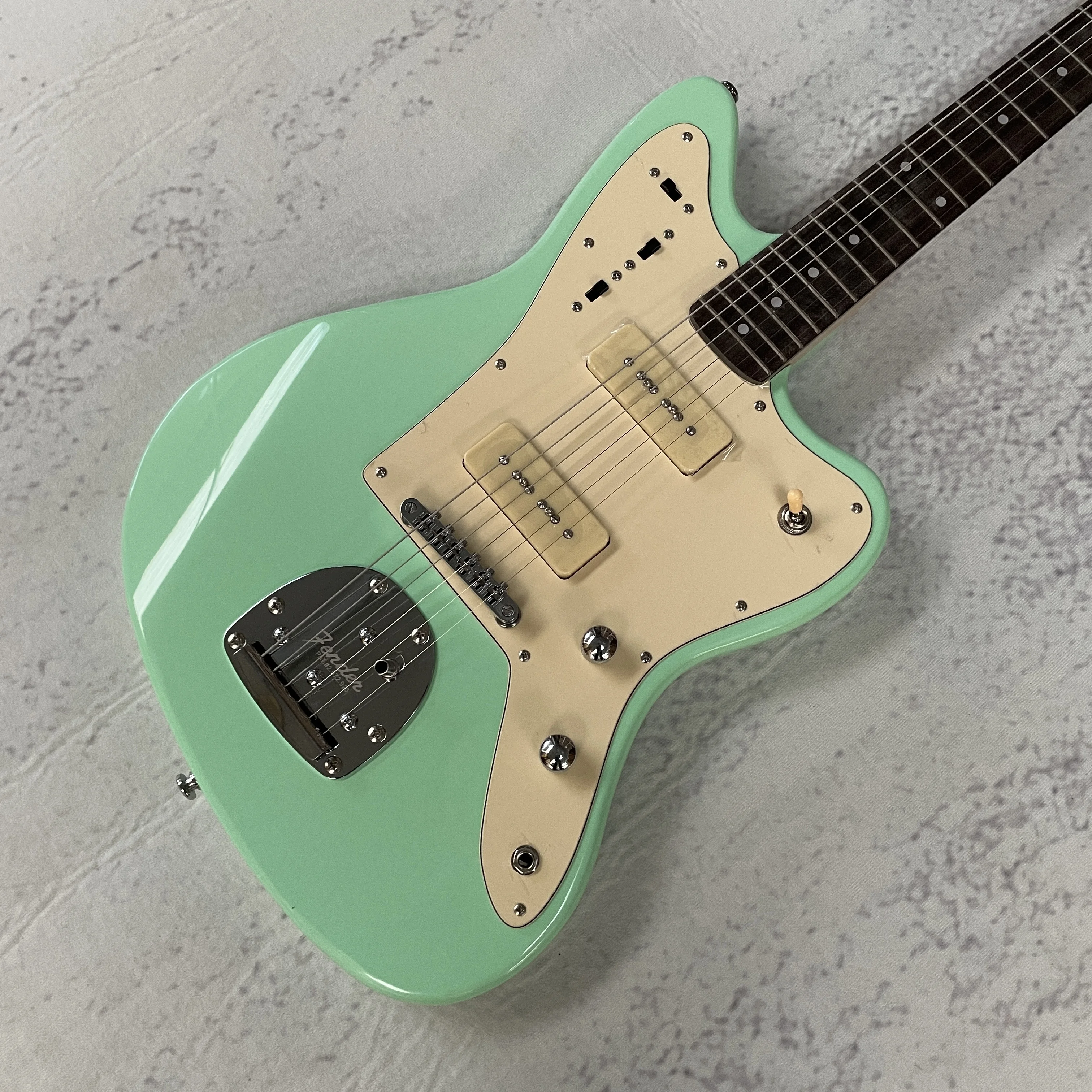 

6-струнная электрогитара классического стиля, зеленая, со светло-белой защитой.