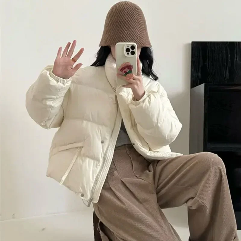 เสื้อแจ็คเก็ตคอตั้งสีลูกกวาดสำหรับผู้หญิง สไตล์ใหม่ฤดูหนาวปี 2025 น่ารักและอ่อนหวาน บุด้วยขนเป็ดขาว