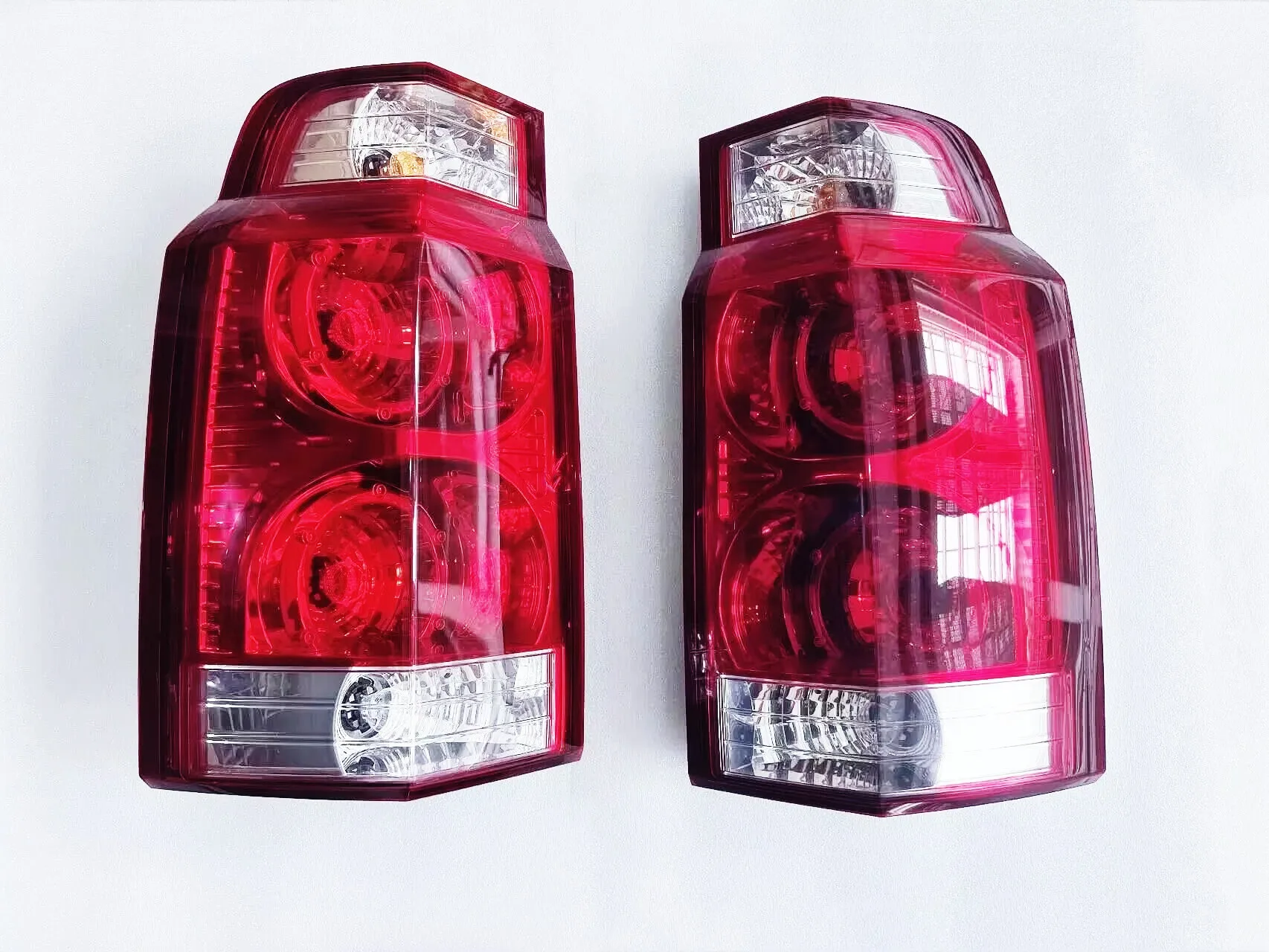 

Jeep Commander Rear Tail Lamp (Stop Lamp) 55157026AH 55157027AH Applicable For: 2009-2010