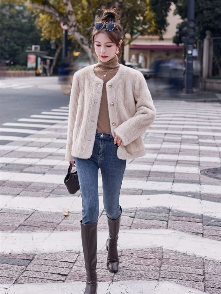 

​ Маленькое зимнее пальто 2025, легкая французская короткая куртка из искусственного меха с пушистой текстурой для женщин ​