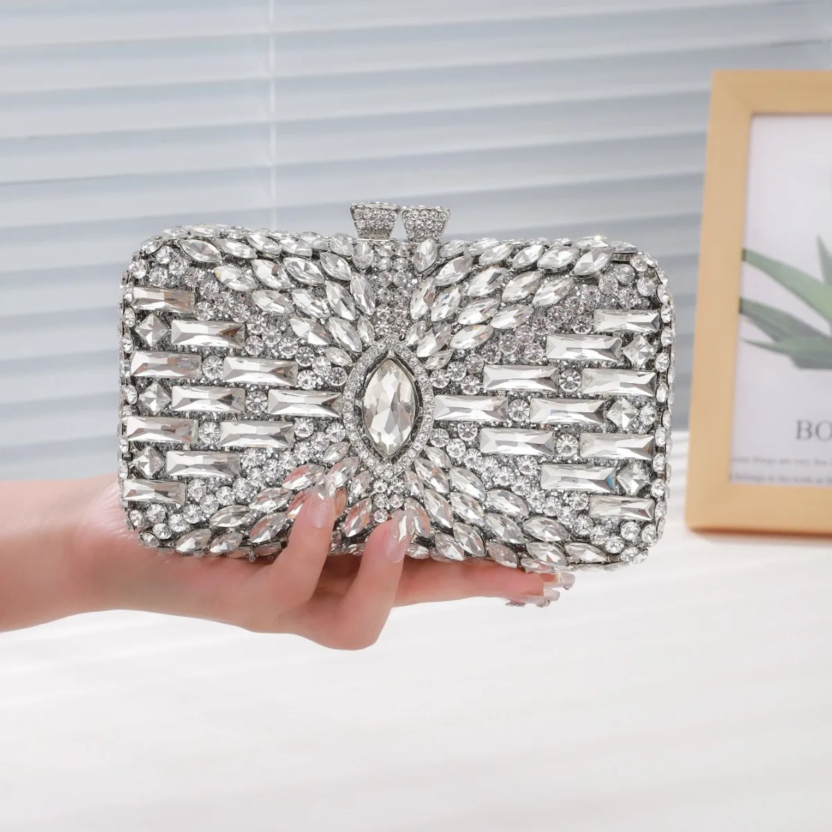 

Creative Hand-held Diamond-encrusted Hollow Rhinestone Women's Bag Banquet Clutch Dinner Purses Luxury Designer Rhinestone Purse