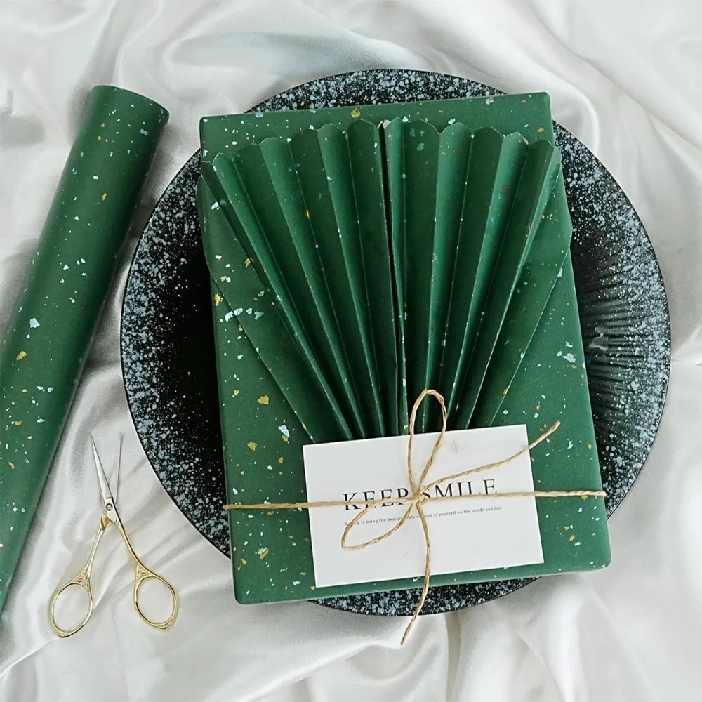 Fragmentiertes grünes Weihnachts-Geschenkpapier – 43 x 300 cm, für festliche Geschenke, Geburtstage und alle Gelegenheiten, festliche Geschenkverpackung – Detail 3