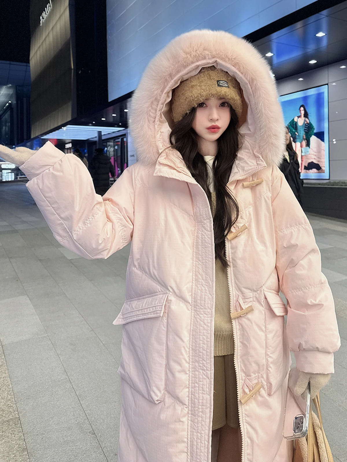 ピンクのフード付きダウンジャケット女性の冬の新しいスタイルミッドレングスルーズアンチエイジング肥厚大きな毛皮の襟90ホワイトダックダウンコート