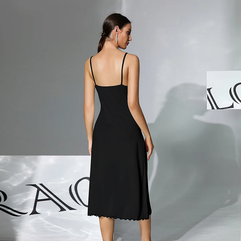 Abito lungo senza schienale da donna nuovo, alla moda, minimalista, sottile, con tracolla, gonna a canotta, tessuto setoso al latte, delicato sulla pelle