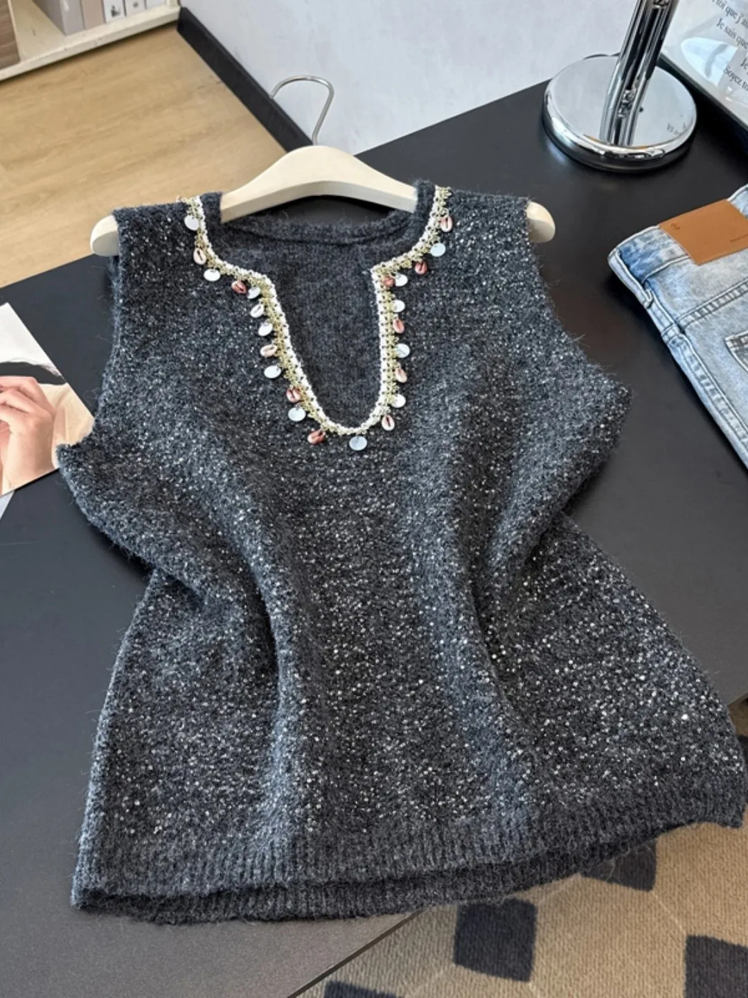 

Heavyweight iny V-Ne ey Knitted Vest Women's ort Sle Autumn Winter plus Size Design Sense oulder Pad Top