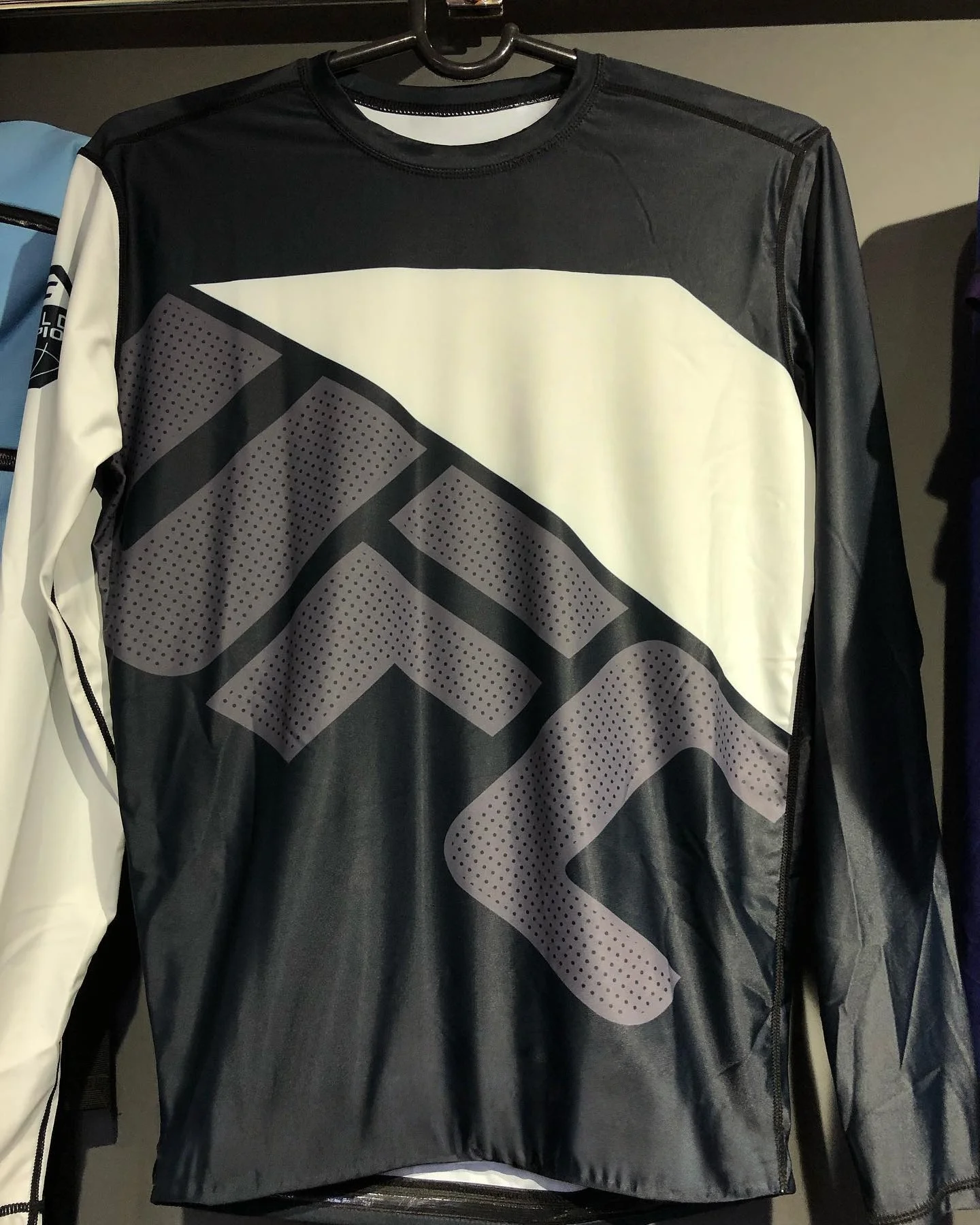 25-26 أحدث تي شيرت رياضي رجالي بأكمام طويلة للملاكمة القتالية UFC الأكثر مبيعًا يسمح بمرور الهواء وعصري وسريع الجفاف