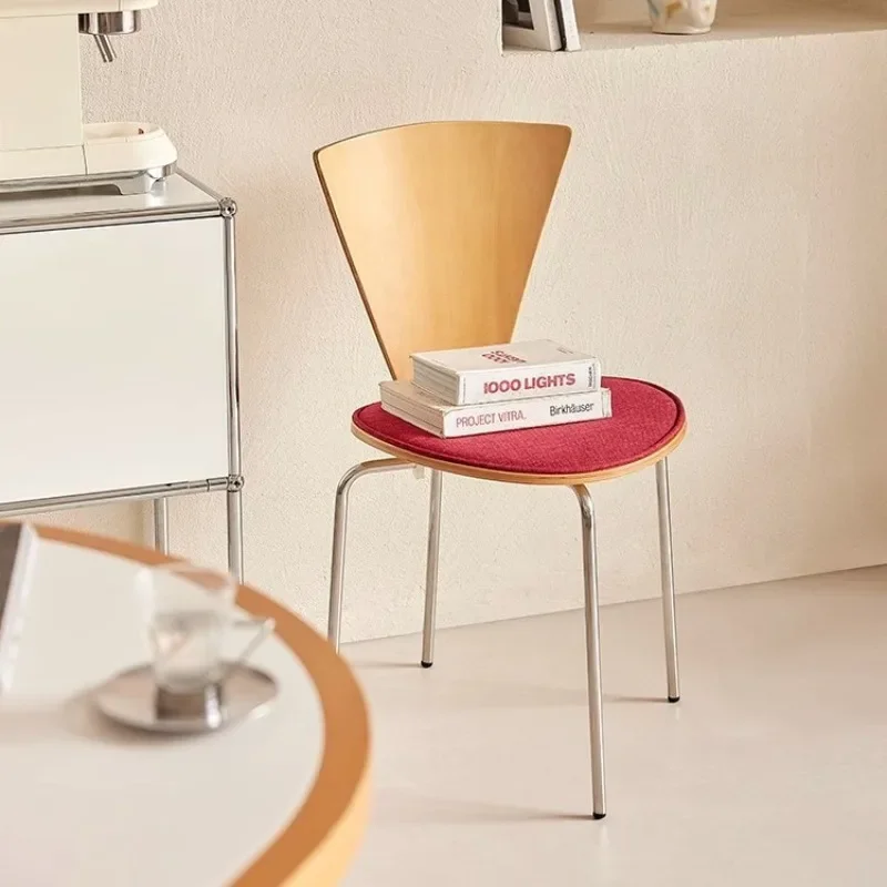 Silla retro de acero inoxidable.