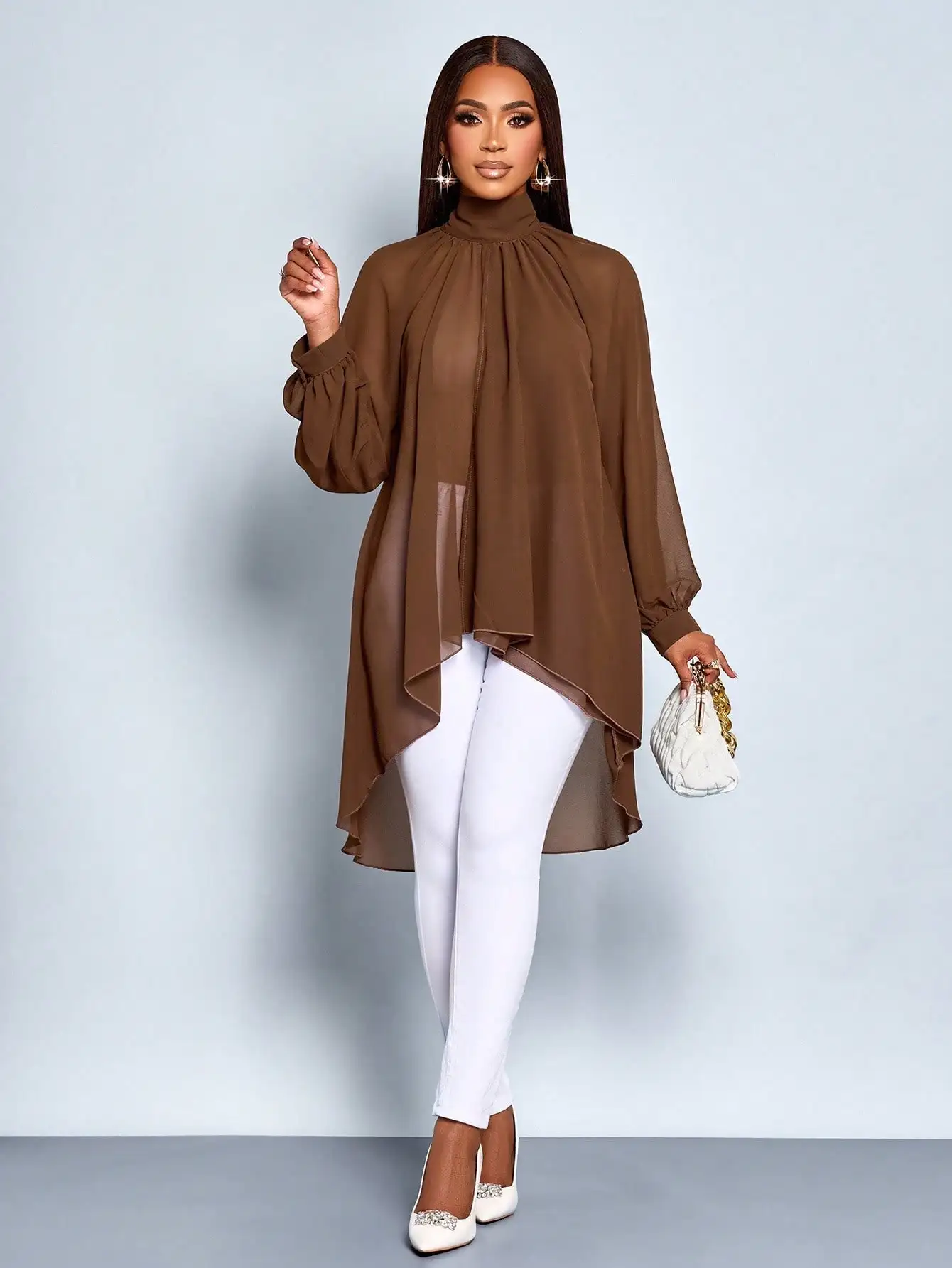

Элегантная коричневая блузка с высоким воротником и длинными рукавами, асимметричным подолом для осенне-зимних образов