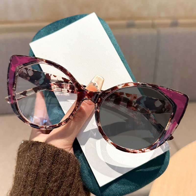 2025 neue modische Cat Eye photochrome Damen-Lesebrille Retro neutral hochwertige Farbblock-Presbyopie-Brille – Detail 4