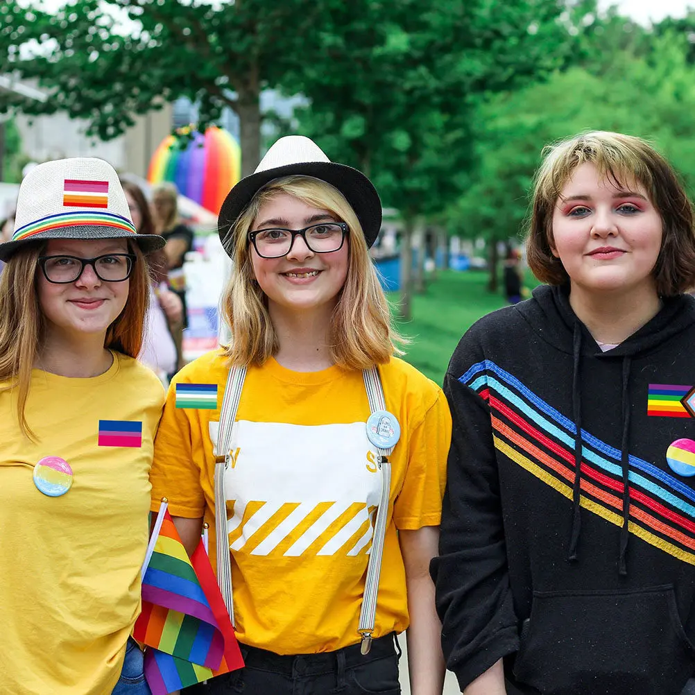 

2 рулона радужных наклеек Pride: стикеры с символикой любви, легко наносятся и снимаются, безопасные материалы для тела, лица, рук, запястий, шеи, груди, талии