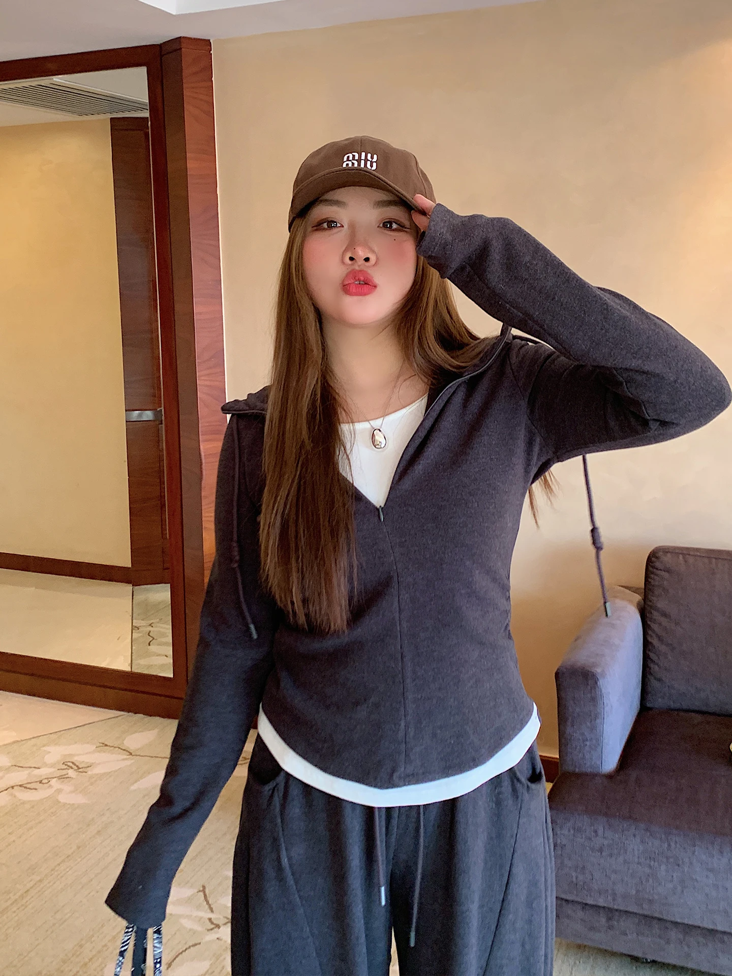 

Золотой повседневный комплект из двух предметов: свитшот и брюки для женщин, новинка зимы 2025, большие размеры, модный, удобный, укороченный, с длинными рукавами