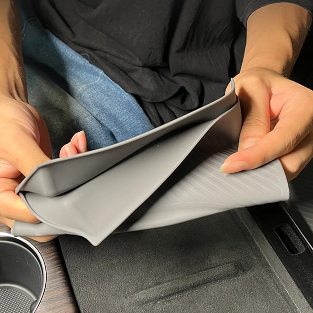 Tappetino antiscivolo per Tesla Nuovo modello SX 2023 Bracciolo posteriore Tappetino per caricabatterie wireless in silicone Copertura protettiva Parti di ricambio grigie-A6