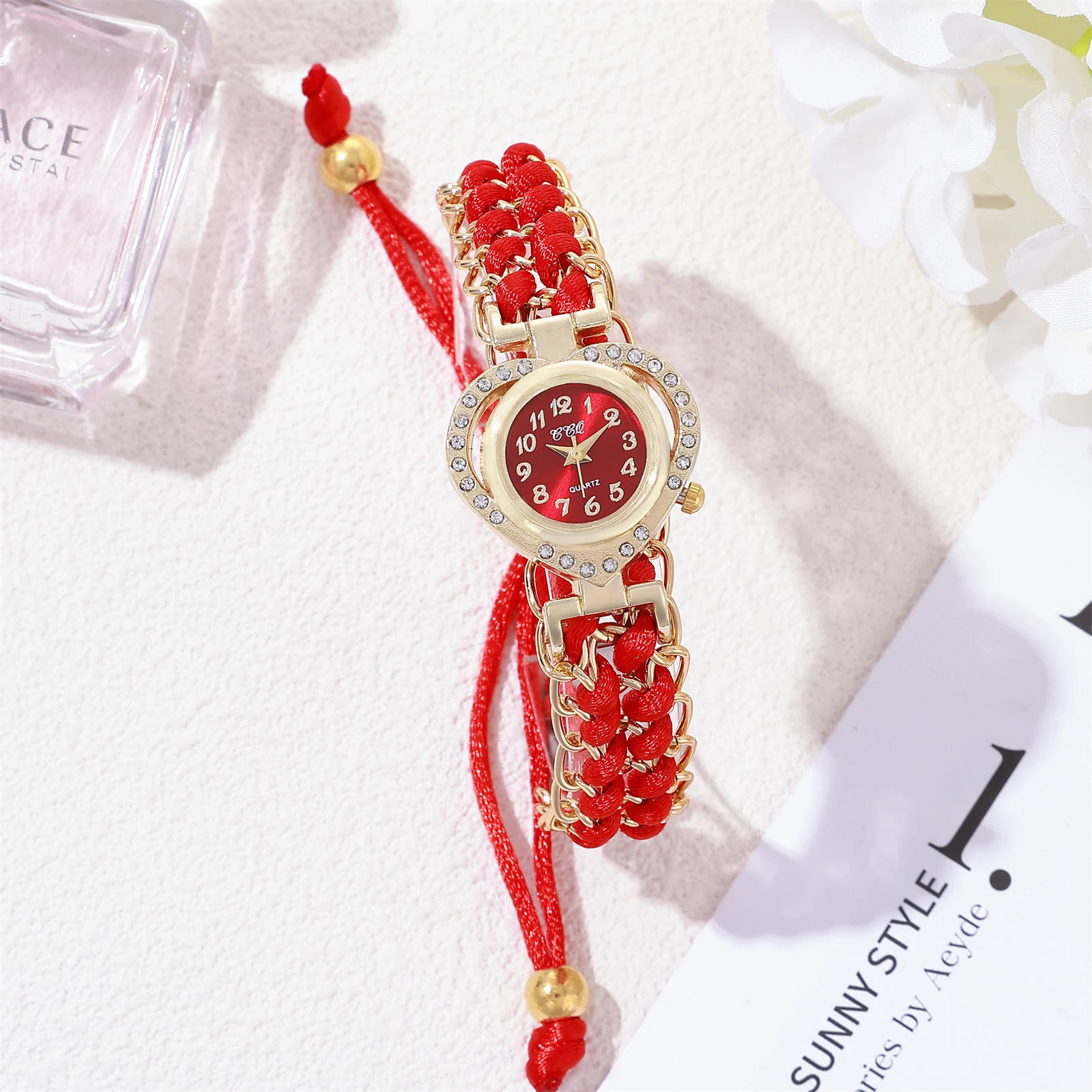 Nouveau cadran numérique en forme de cœur incrusté de diamants pour loisirs et à la mode pour le commerce extérieur, montre-bracelet en boucle pour femmes, long ro