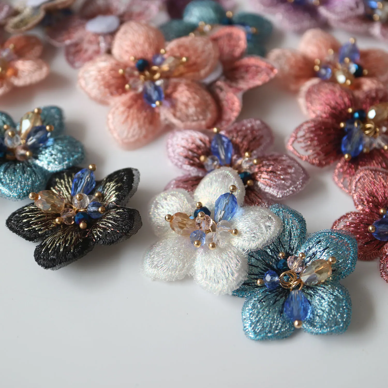 4 sztuk DIY 3D kwiat rhinestone naszywki z koralikami na odzież hafty koronkowe aplikacje na torby dekoracyjne parches aplikacje odznaka