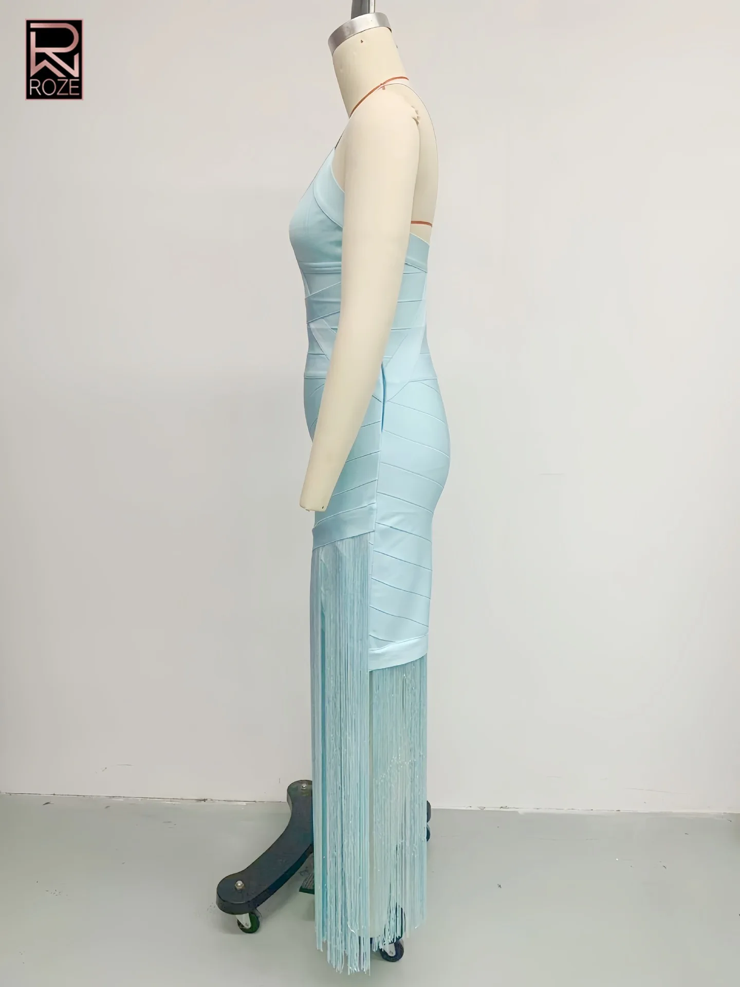 Sukienka wieczorowa damska ROZE, jasnoniebieska, satynowa, dopasowana, na studniówkę - dekolt w serek, ramiączka spaghetti, asymetryczne frędzle, na imprezę, typu bodycon