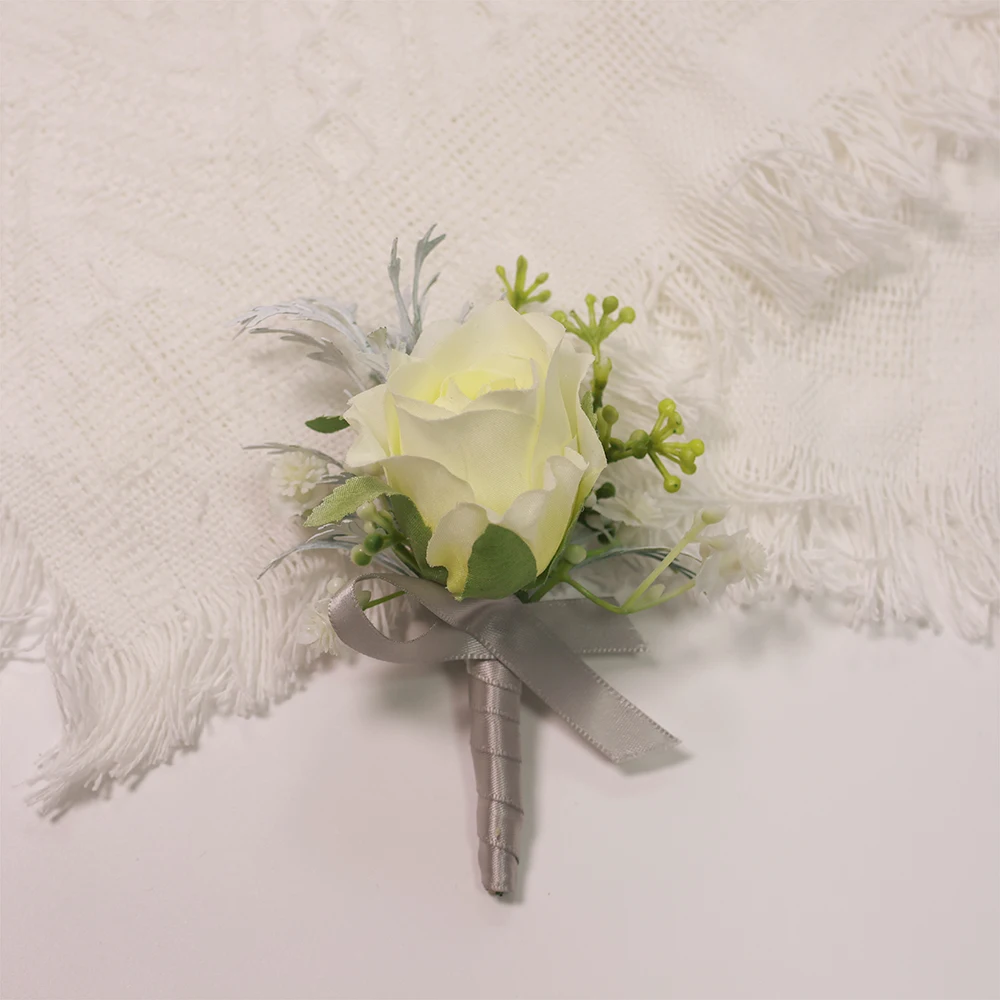 Elfenbeinfarbene Boutonniere, kleine Blume und Blätter für den Bräutigam, Boutonniere, Hochzeitsaccessoires und Hochzeitsdekoration