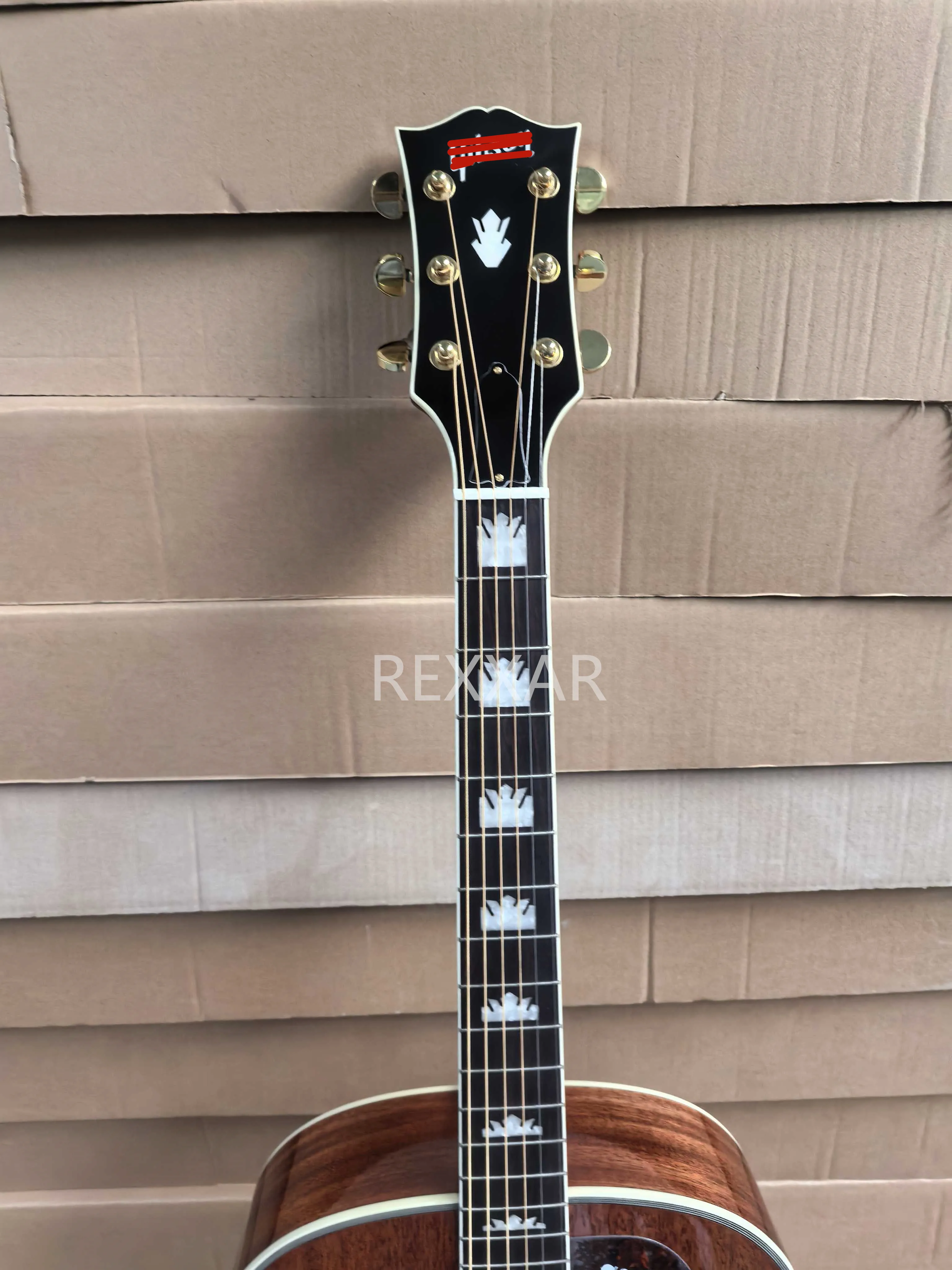 جيتار صوتي J200، لون الخشب الطبيعي، سطح من الخشب الصلب بزهر الخوخ، جانب وخلفي من خشب زهر الخوخ، إكسسوارات ذهبية، EQ i #4