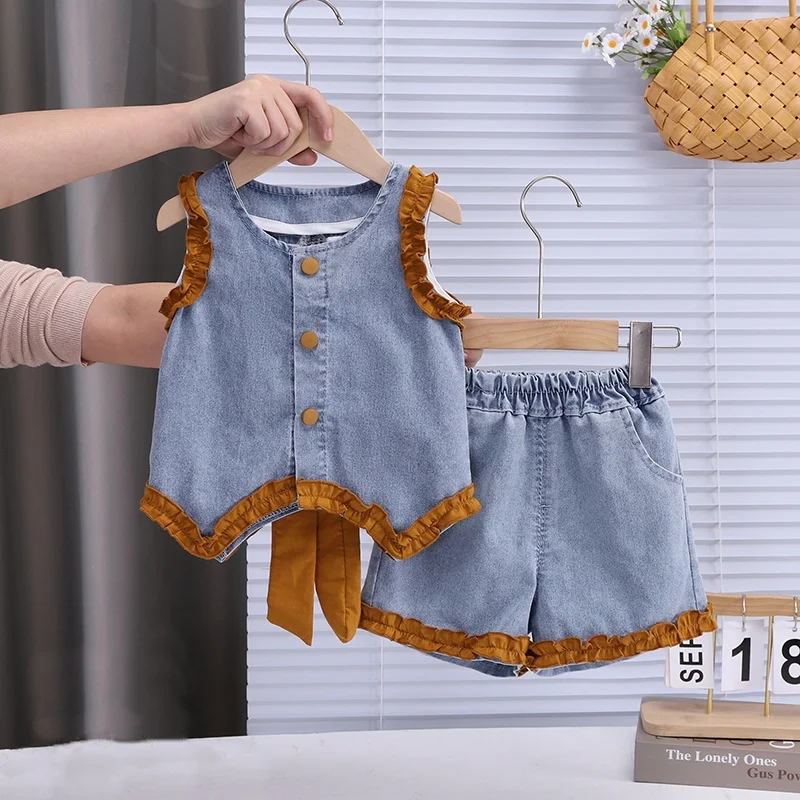 Sommer Mädchen-Set Modisches Süßes Herz-Ausschnitt-Design Große Schleife Ärmellose Kinderweste Spitzenrüschen Jeans-Shorts Zweiteiliges Baby-Set