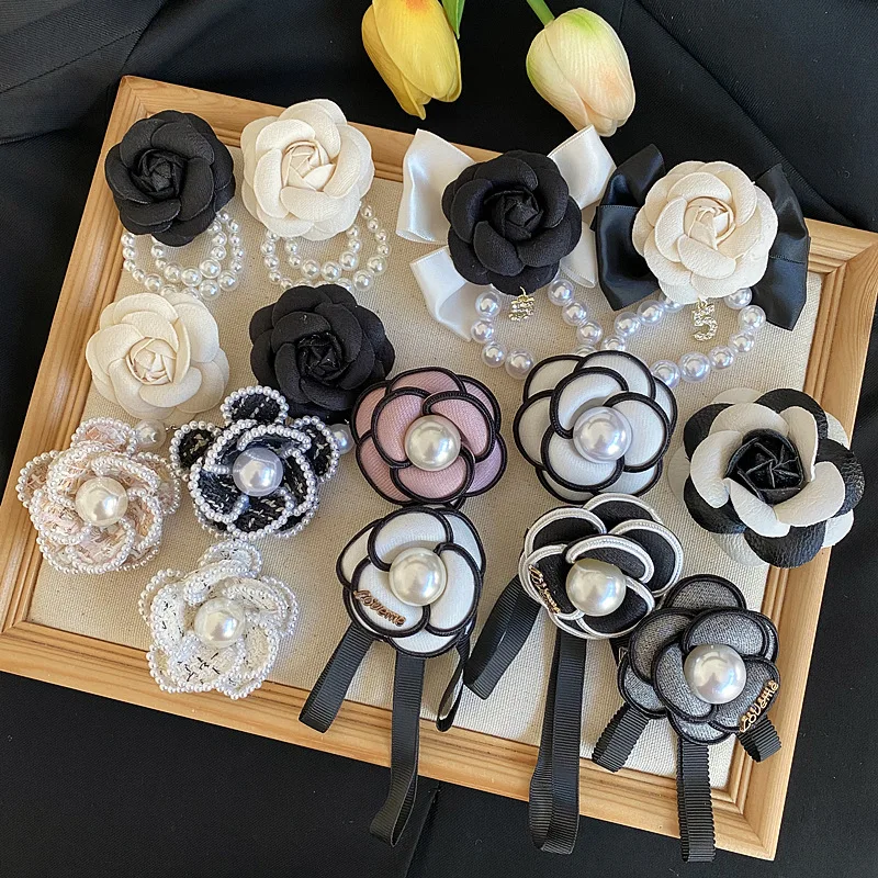 Marka küçük kokulu kamelya broş yüksek kalite el yapımı kumaş rozetleri aksesuarları yönlü takım kazak ceket Pin korsage