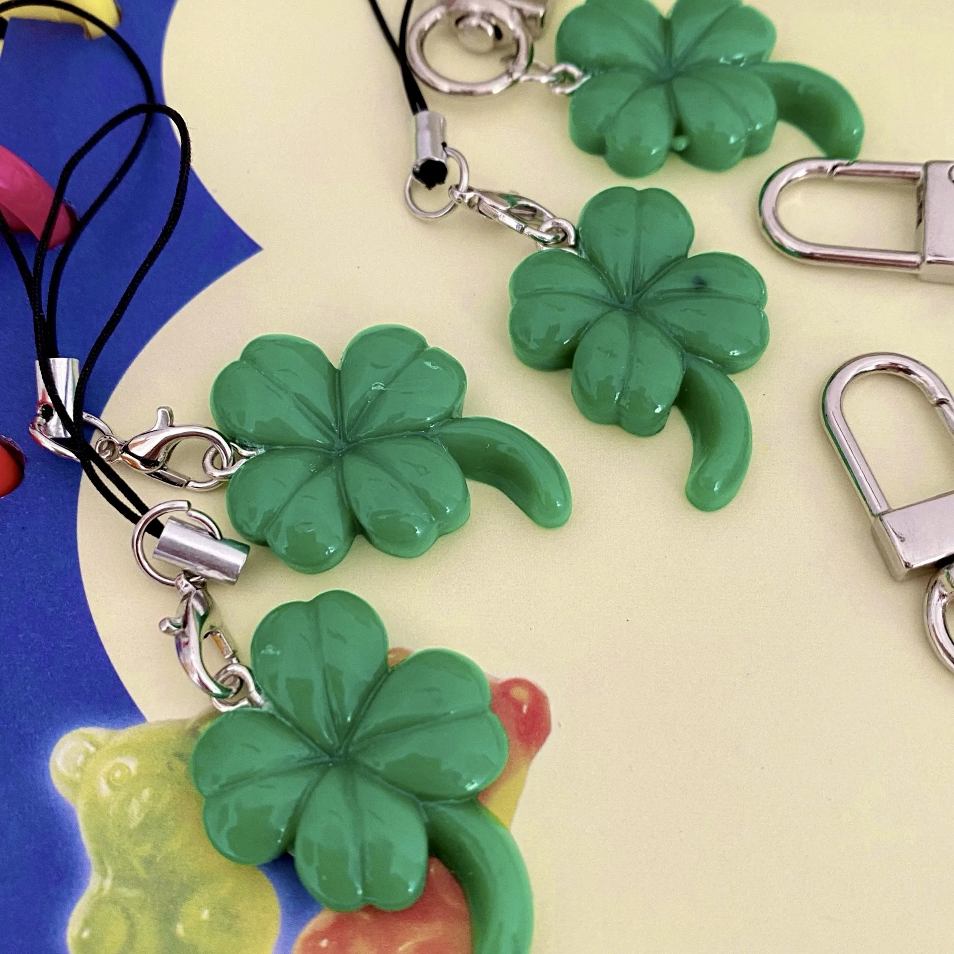 Simple Four Leaf Clover Lucky Keychain Phone Chain Fashion Creative Key Ring CCD Hanging Bag Pendant Holiday Gift Accessories