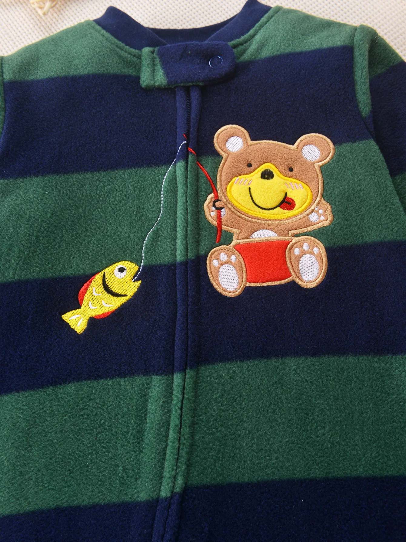 Baby-Strampler für Jungen aus Polar-Fleece mit Füßlingen, gestreift, mit Cartoon-Motiv, süßer Tierstickerei, Reißverschluss, für Herbst und Winter, warme Babykleidung, 3–9 Monate. – Detail 14