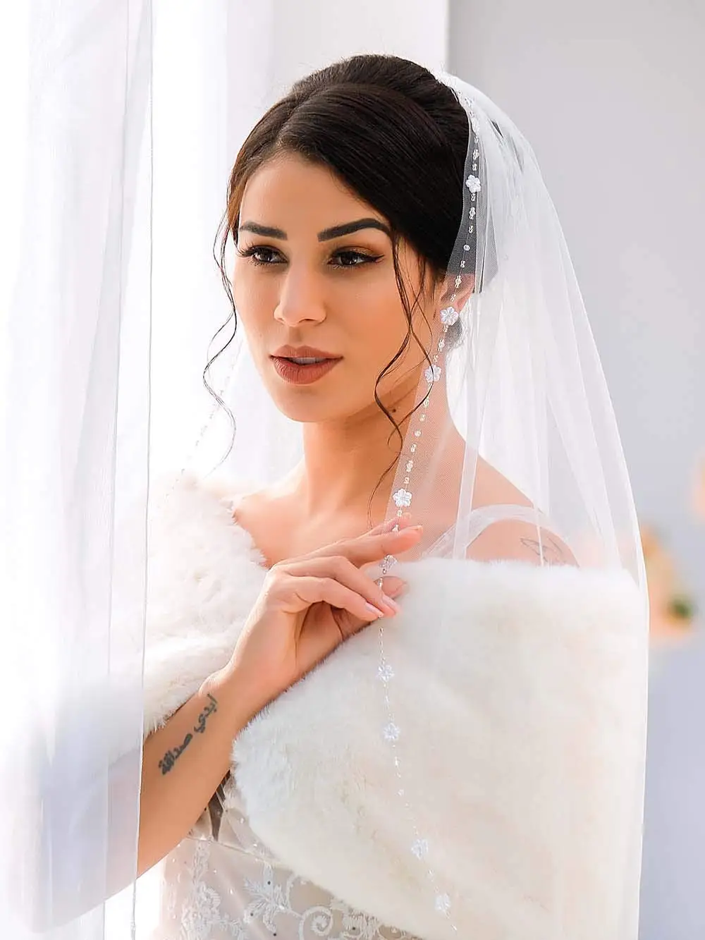 Wedding Bridal Veil with Comb Flower Edge Tulle Veil for Brides 1 Tier Fingertip Length Voile Mariage