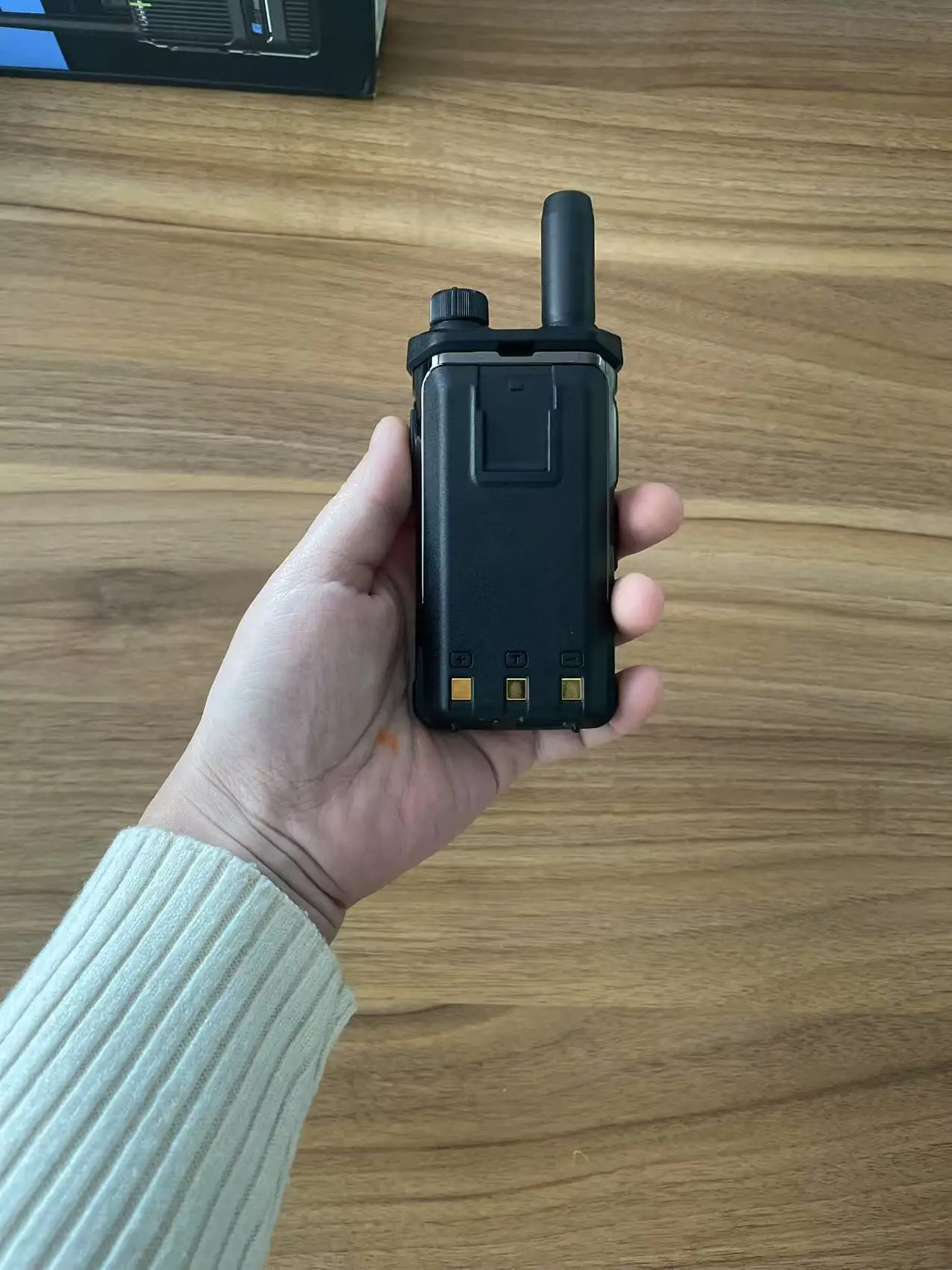 Горячая распродажа 2025 года, портативная рация 4G с длительным сроком службы батареи, портом типа C и домофоном 5000 км, глобальная поддержка SIM-карты PTT