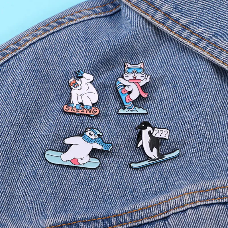 Broches esmaltados con diseño de Animal divertido para esquiar, 4 estilos, lindo pingüino, oso Polar, gato con tabla de esquí, alfileres de solapa, insignia para deportes de invierno