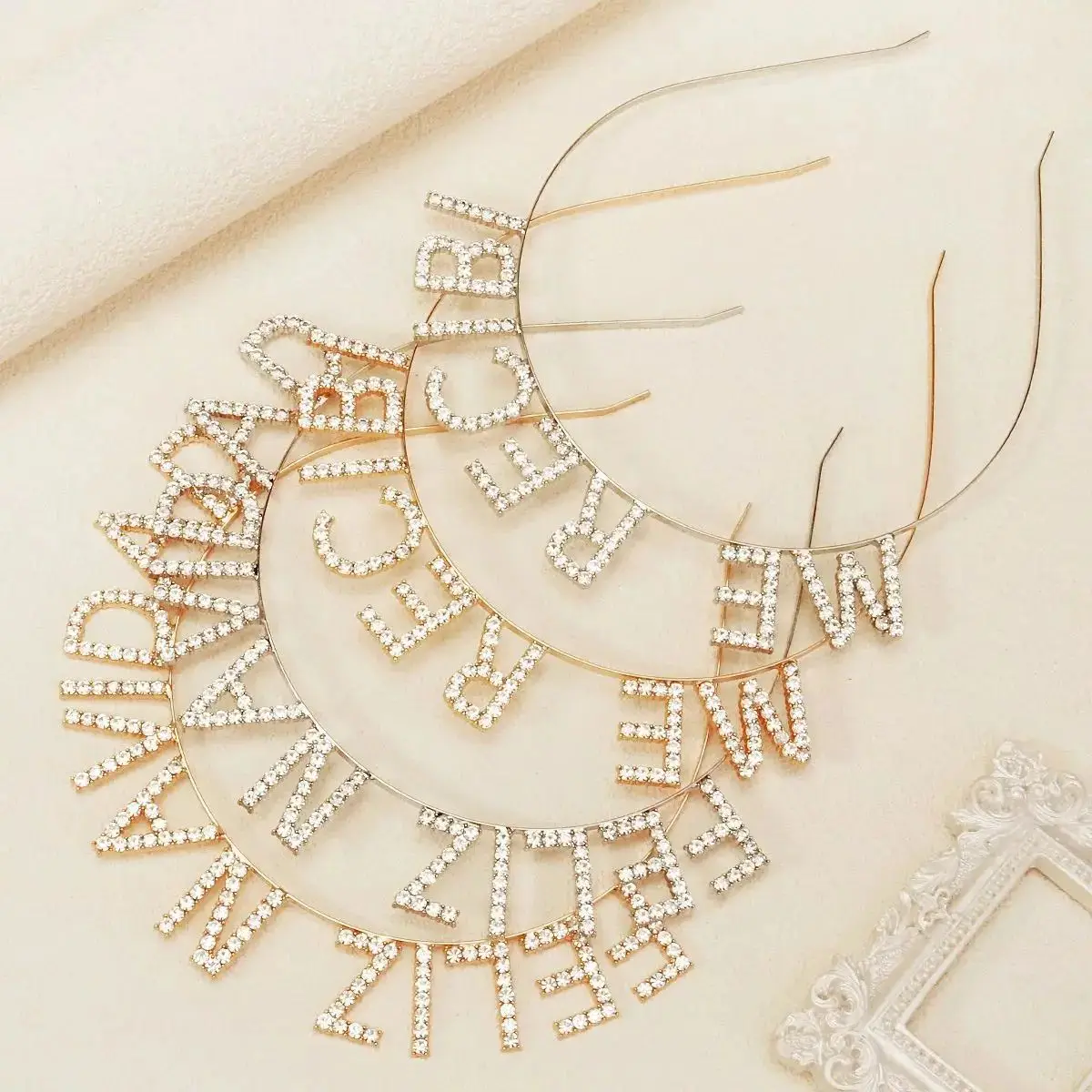 FELIZ NAVIDAD Diadema navideña con alfabeto, diamantes de imitación brillantes, corona hecha a mano, Tiara, sombrerería de fiesta para mujeres y niñas