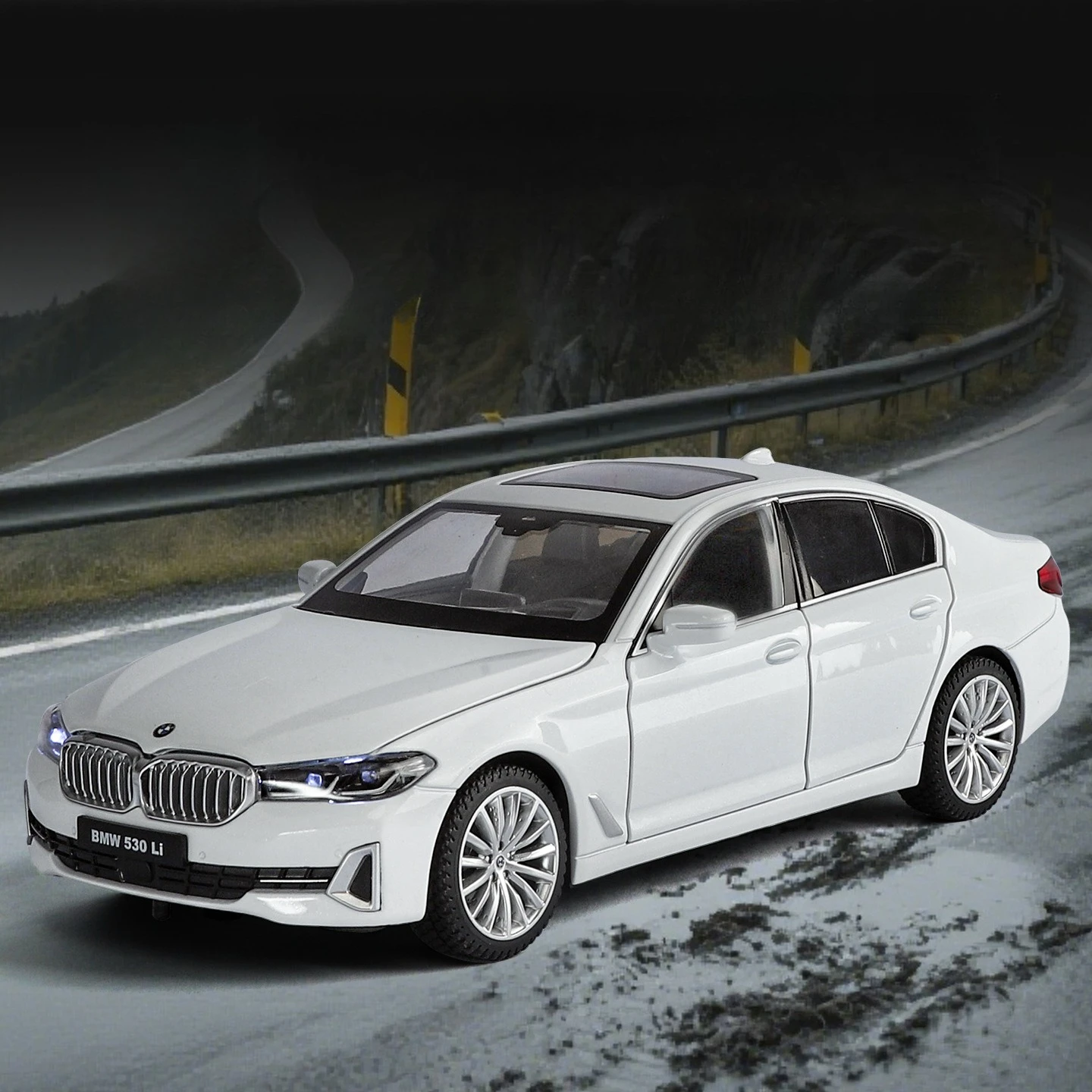 1:24 530Li Modello di auto in lega Suono e suono leggero Regali Giocattoli per bambini Modello di auto in lega pressofusa da collezione
