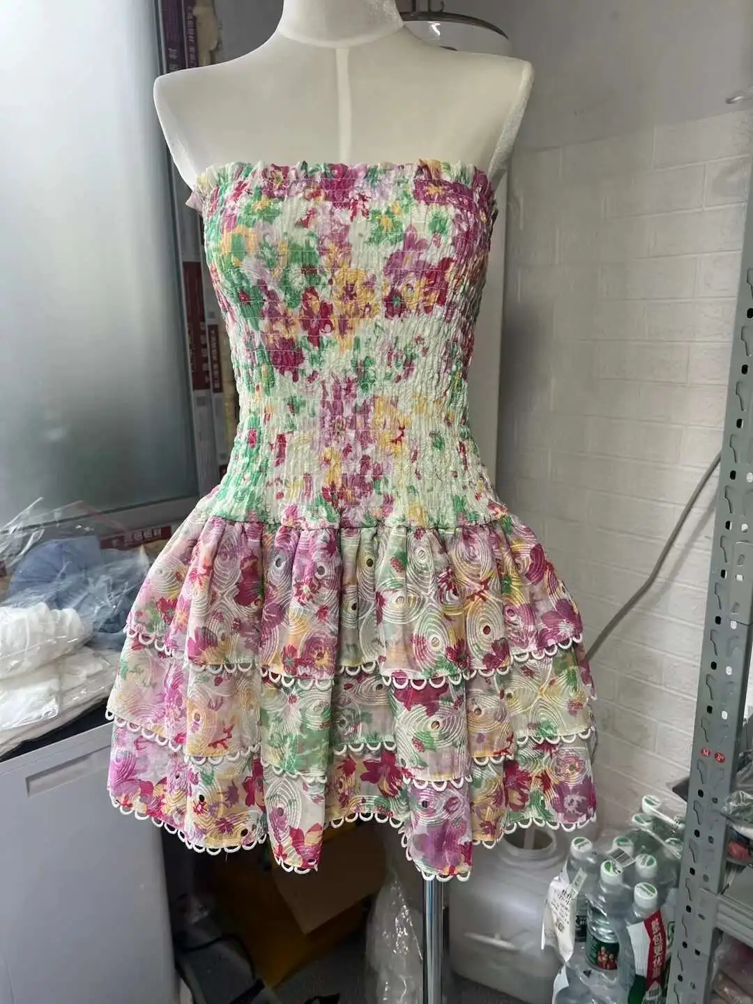 Verano vacaciones Sexy Mini capas volantes pastel Vestidos mujeres Halter ropa de lujo elástico corto Vestidos fiesta graduación bata