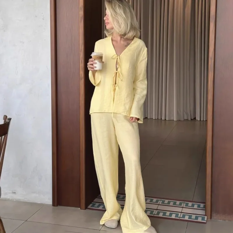 

Женский комплект из 2 предметов Tuularose: повседневная рубашка на шнуровке и однотонные свободные брюки. Модный элегантный офисный комплект для женщин.