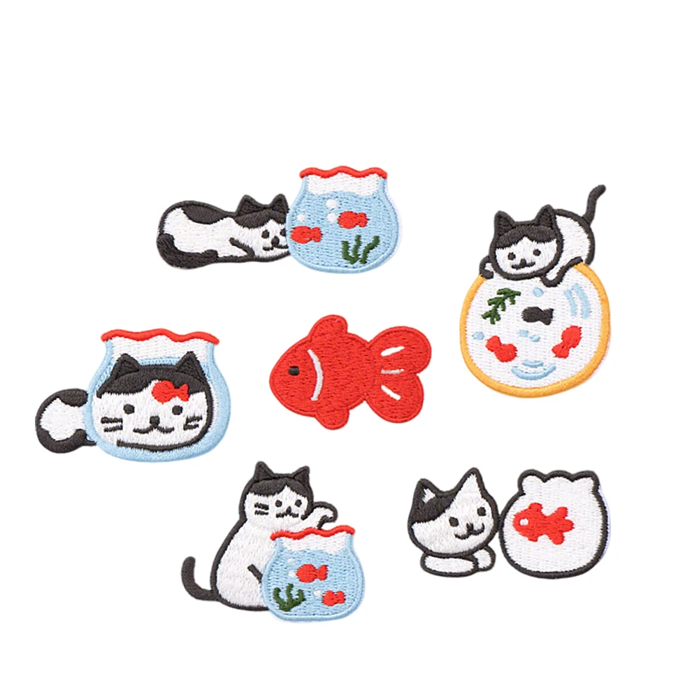 Einteilige süße Katze spielt mit Goldfisch-Stickerei-Patch, selbstklebende DIY-Applikation für Kleidung, Taschen, Notebook-Dekoration