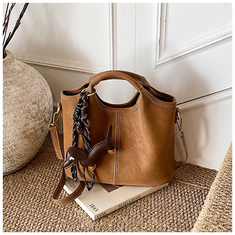 Versatile portable small bag Women's retro messenger bag Fashion small bag Bucket bag