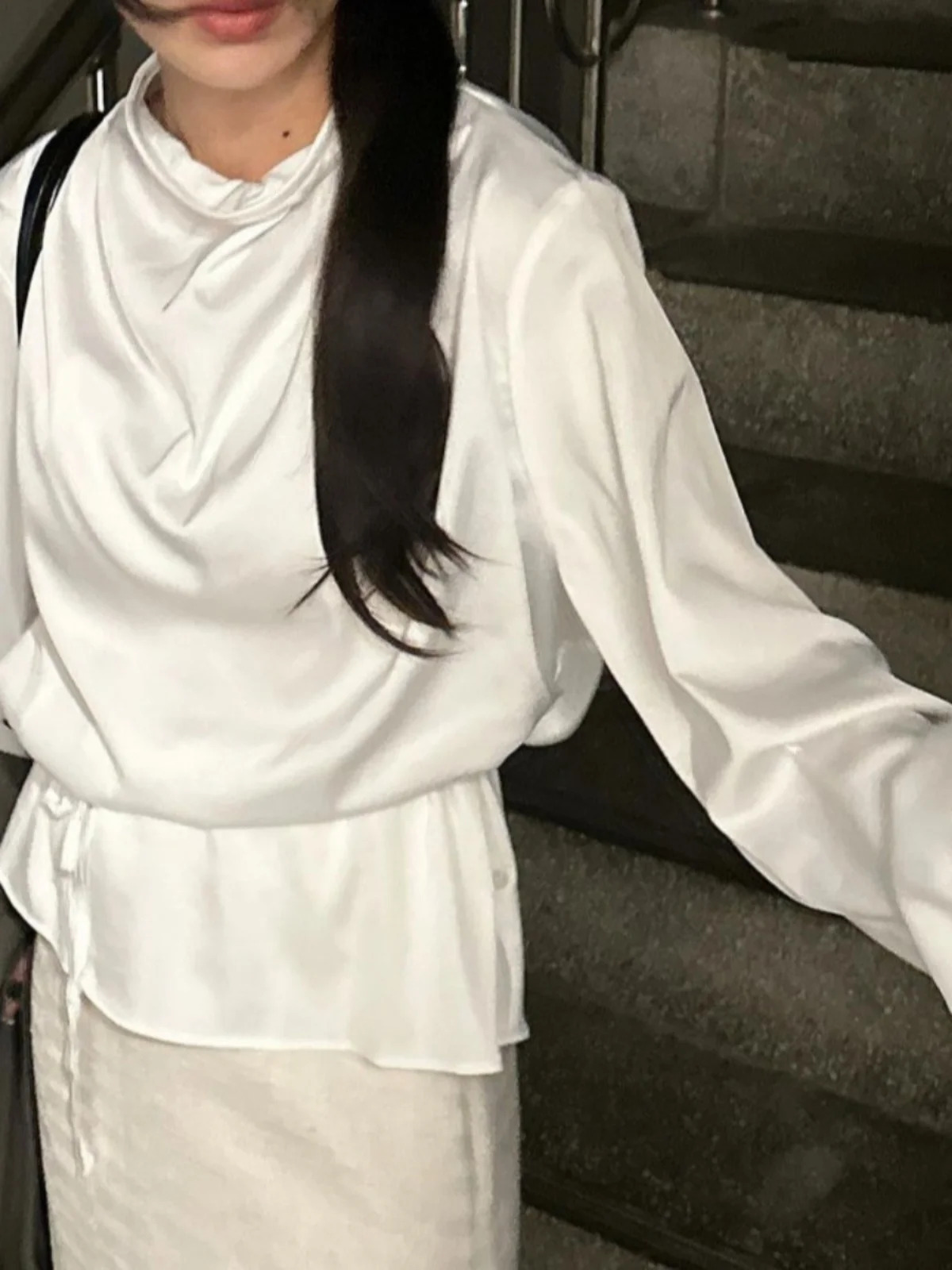 エレガントな早春のハイカラー長袖レディースシャツ痩身ウエストタイベースレイヤーホワイトトップ韓国スタイルバブルスリーブ