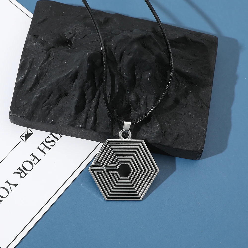 Vintage Creative Maze Pendant Rope Chain Necklace Personalized Accessory for Friends Parties Clothing Jewelry Gift