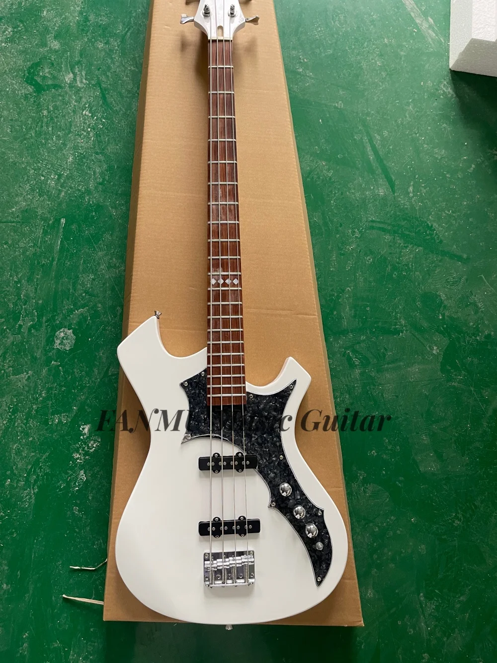 

4 strings White bass, fixed bridge, solid wood body, maple neck, Black pearl pickguard SS pickups,rosewood fingerboard