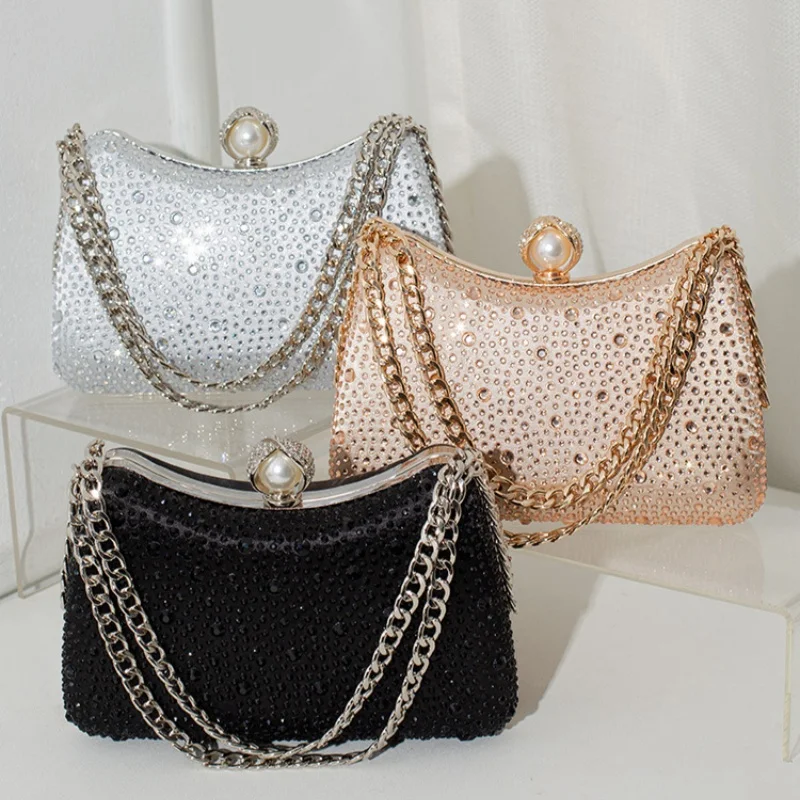 Squisita pochette da sera con cinturino a catena decorata con perle impreziosite di strass scintillanti in nero argento e colori champagne