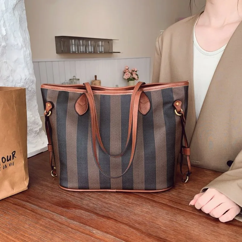 Luxury Designer Diaper Bags Women's Elegant Crossbody Bag Minimalist Fashionable Shoulder Bag Simple Leather Large Capacity