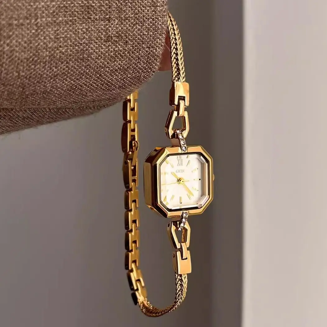 New Vintage Metal Wave-Pattern Watch, A Luxurious And Stylish Chain Watch For Women, An Exquisite Ladies' Wristwatch.